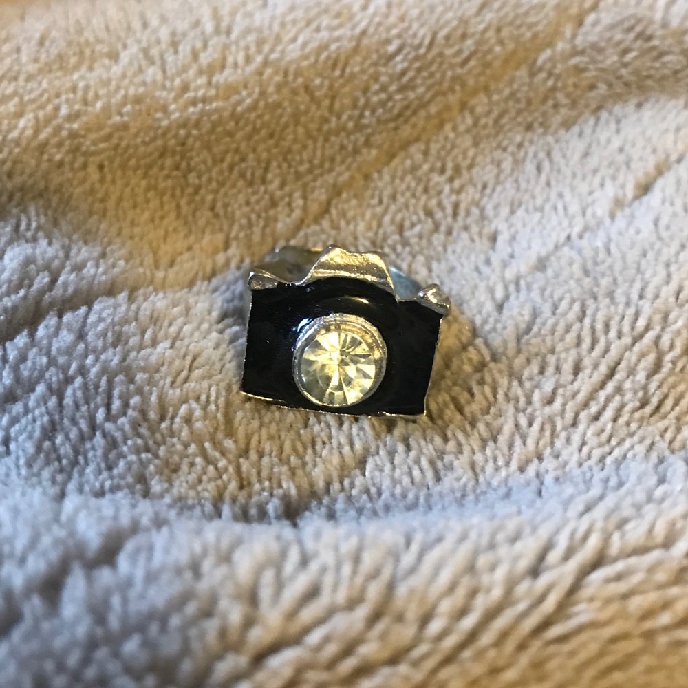 Silver black enamel Camera with crystal flash 📸 - Picture 4 of 4